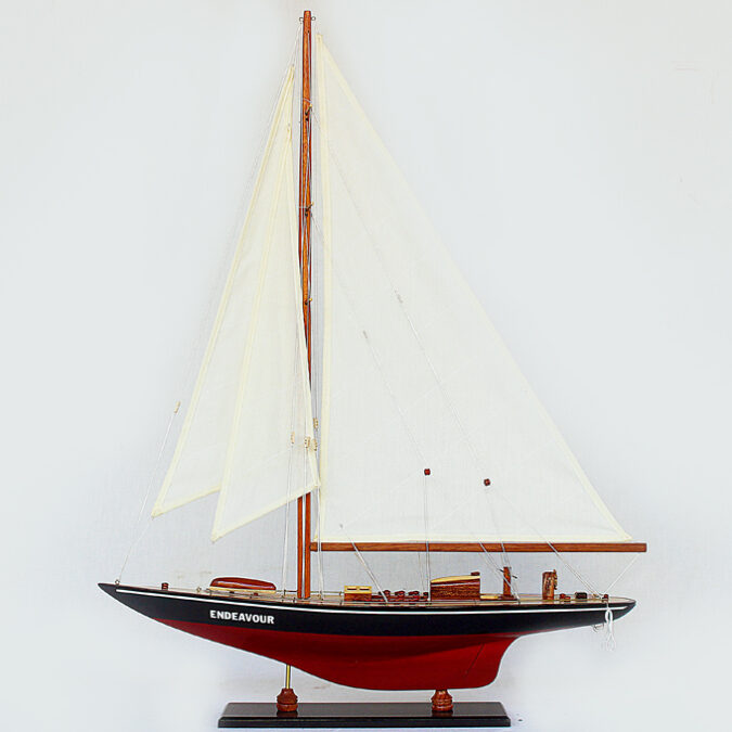 Endeavour Yacht Model in Wood - Red & Black - Notbrand