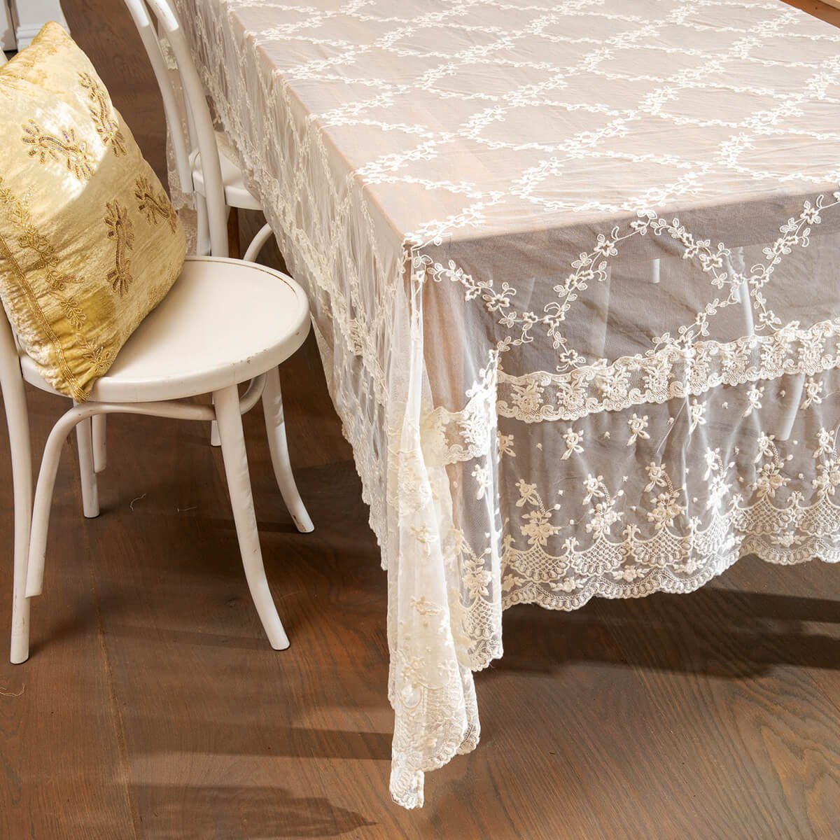 Vintage Lace Scalloped Trim Tablecloth - Ivory